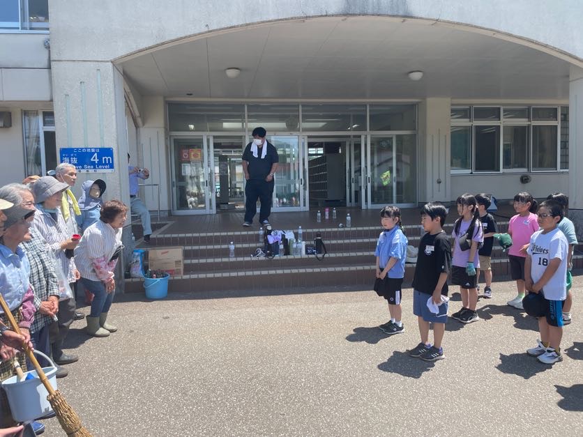 敬老会の方との花植え（３年生） 8枚目写真