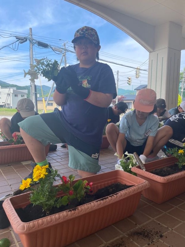人権の花を植えました（４年生） 4枚目写真
