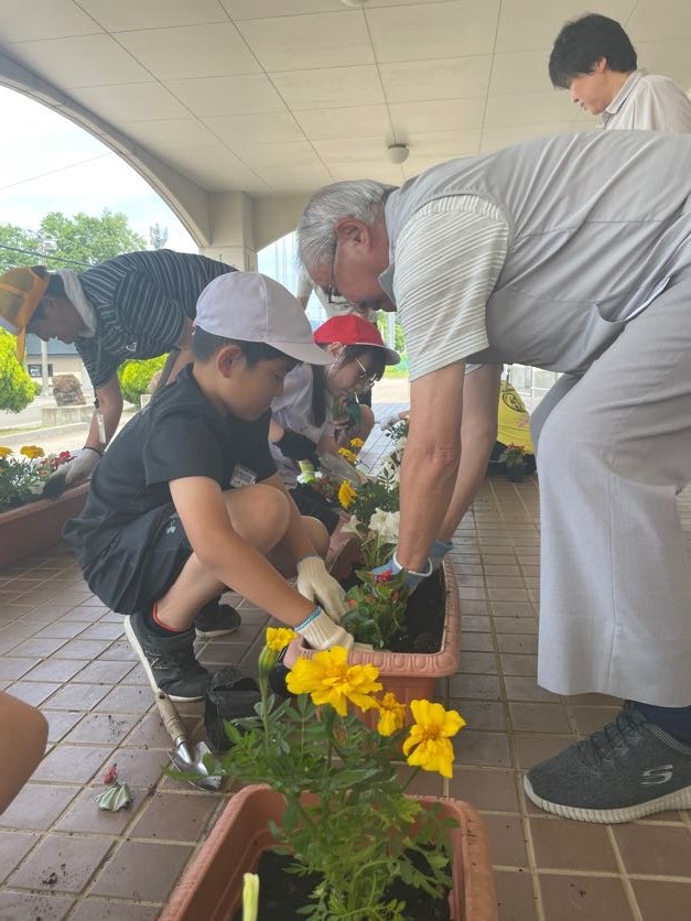人権の花を植えました（４年生） 6枚目写真