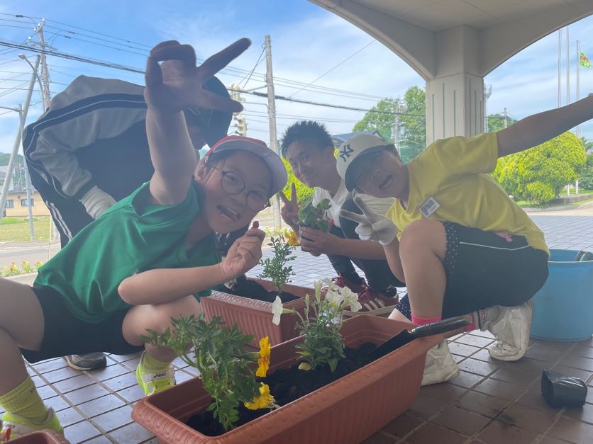 人権の花を植えました（４年生） 5枚目写真