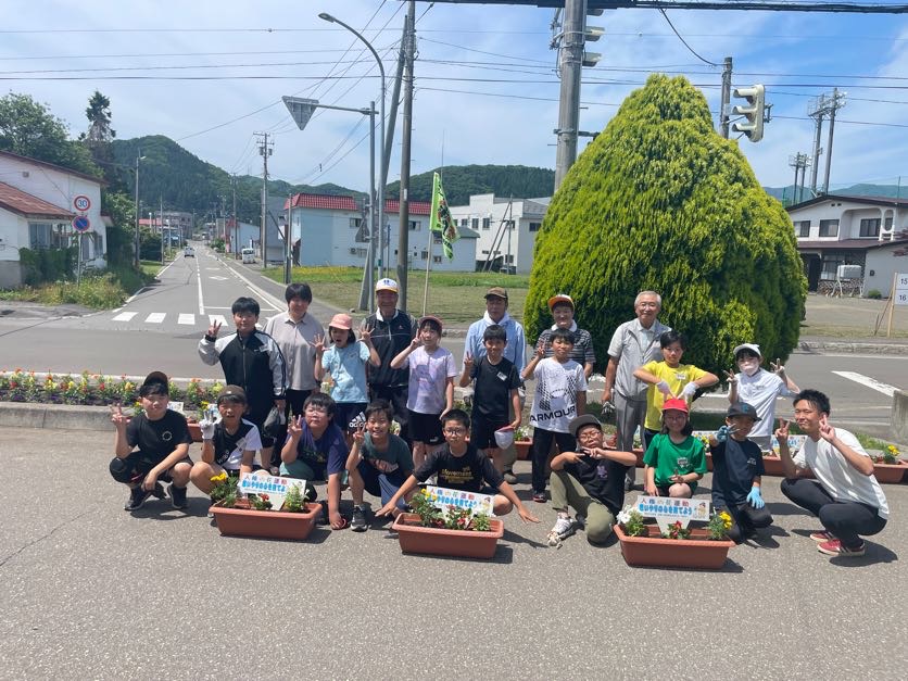人権の花を植えました（４年生） 7枚目写真