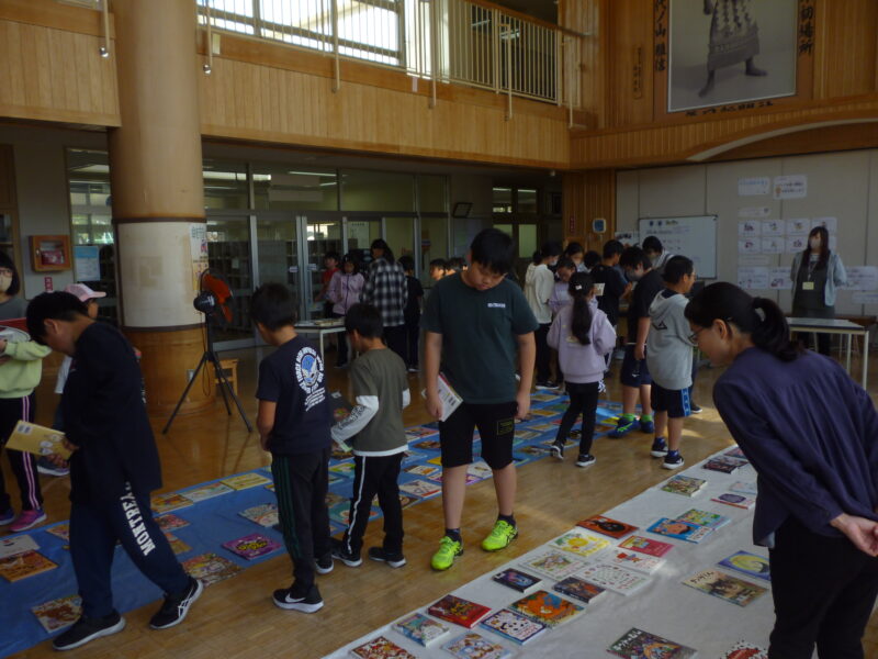 移動図書が行われました