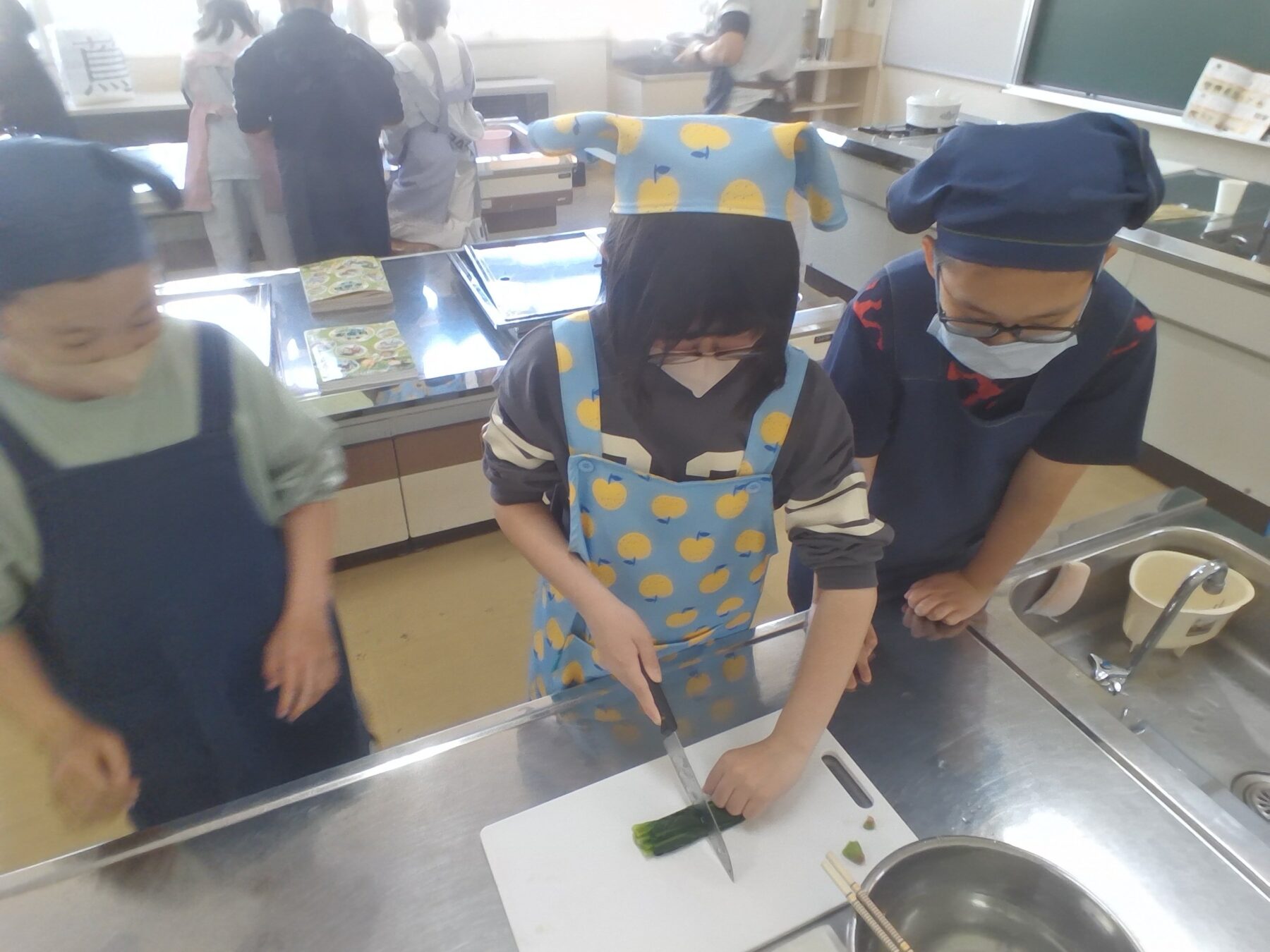 ５年生で調理実習が行われました 5枚目写真