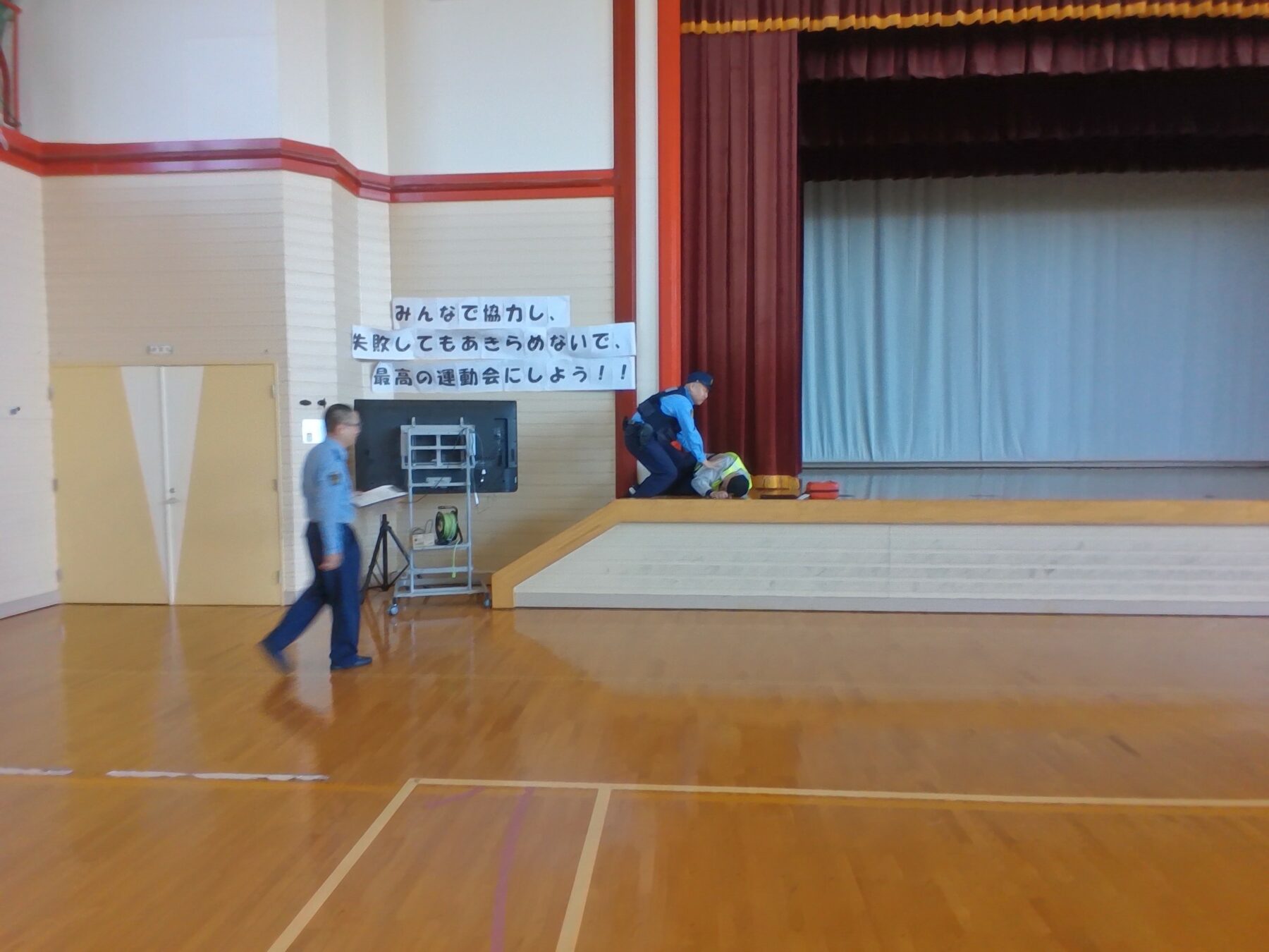 不審者対応訓練が行われました 8枚目写真