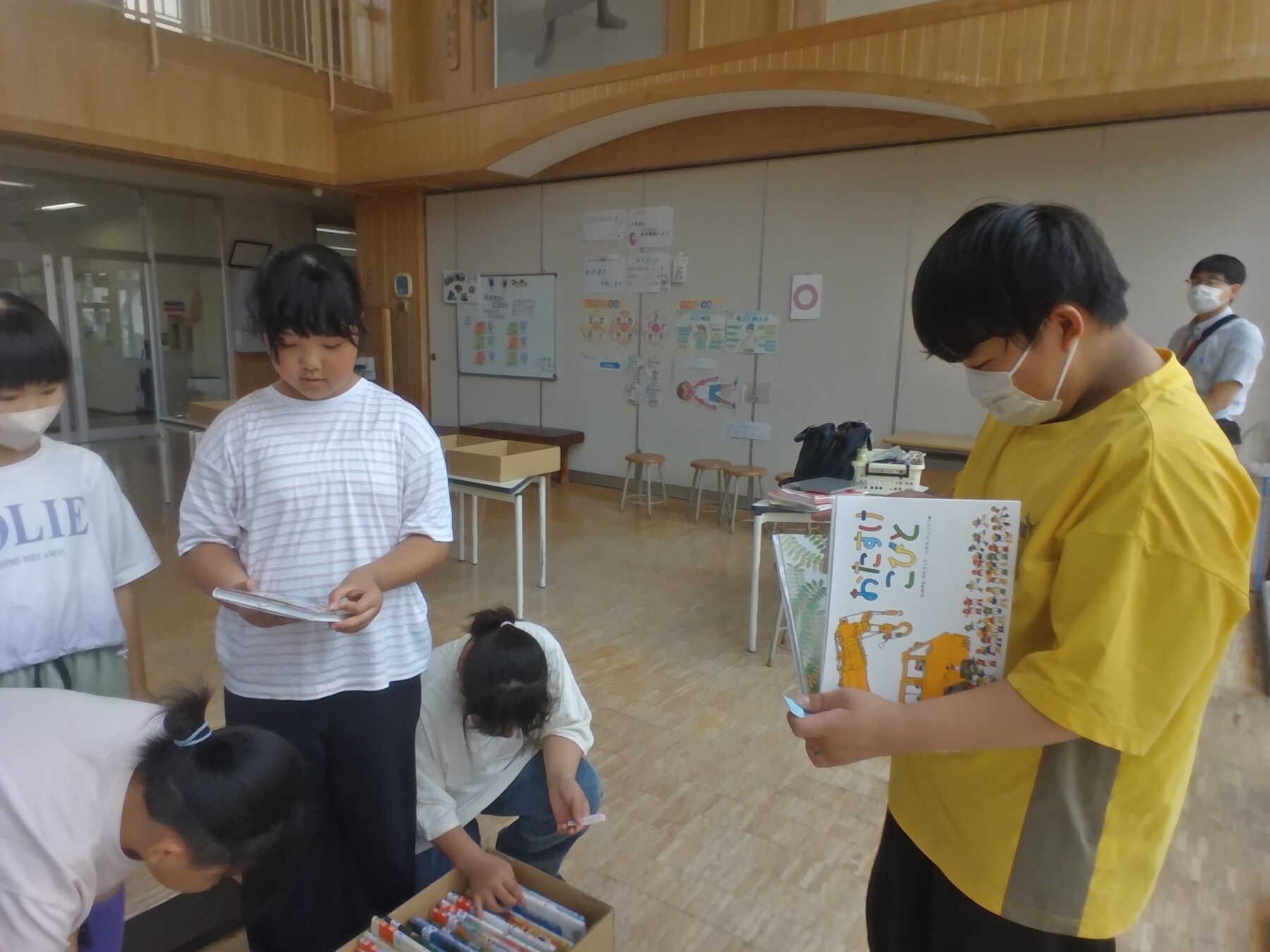 図書目録の贈呈が行われました 4枚目写真